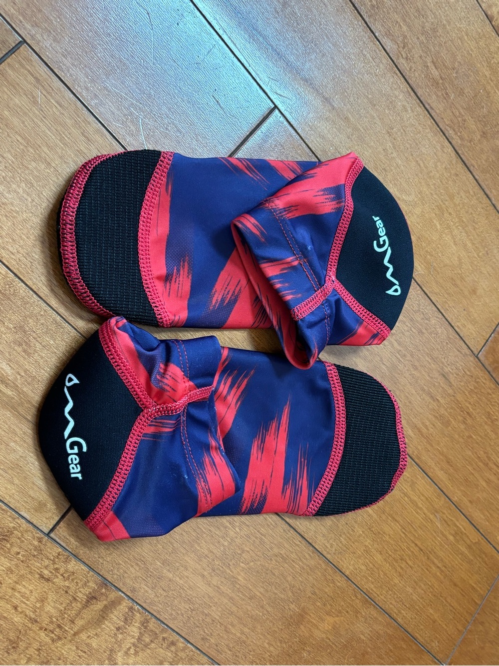 Om Gear Women’s Small Aqua Socks Red Navy Swim Socks 3mm Neoprene Beach Booties